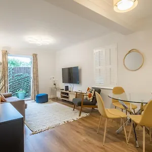  Holiday home Lovely 1 Bed With Free Parking & Garden