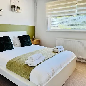  Holiday home Jade's Cozy Retreat: Pet-friendly 2-bed With Garden